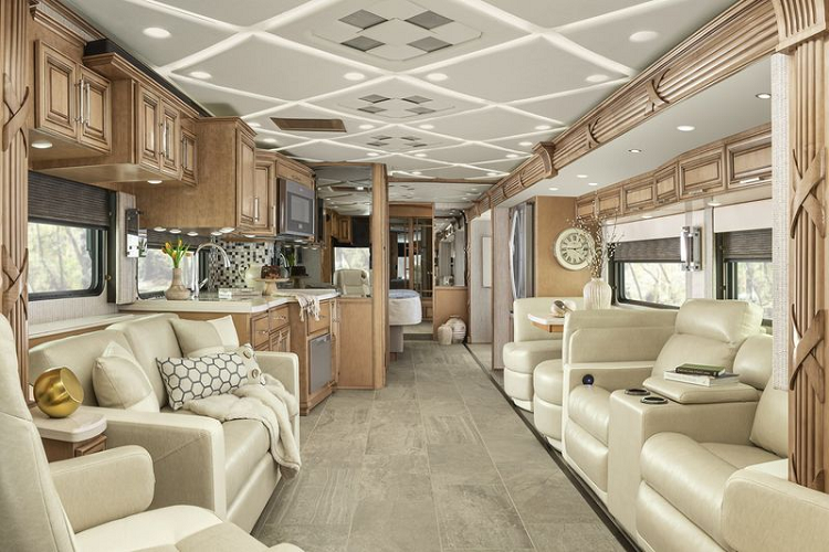 Mẫu xe motorhome Mountain Aire 2022 "cưỡi" trên khung gầm Spartan K3 Tag Axle, với khả năng vượt qua những cung đường núi ít người đi lại, chiếc motorhome đồ sộ mạnh 500 mã lực và có mô-men xoắn cực đại 2.298 Nm.