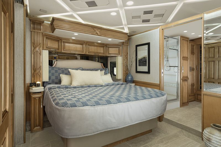 Ở không gian chính, Mountain Aire gây ấn tượng với những cửa sổ cỡ lớn, sàn gạch, TV LED cỡ lớn có thể thu vào, dàn loa Bose cao cấp, những chiếc ghế siêu thư giãn, một phòng ngủ riêng với chiếc giường sang trọng và êm ái, tủ quần áo rộng rãi và một chiếc TV riêng.