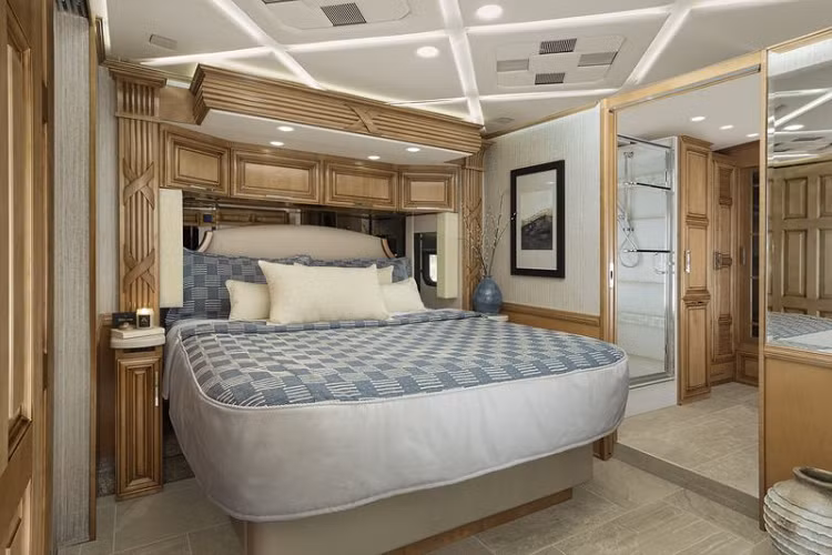 Ở không gian chính, Mountain Aire gây ấn tượng với những cửa sổ cỡ lớn, sàn gạch, TV LED cỡ lớn có thể thu vào, dàn loa Bose cao cấp, những chiếc ghế siêu thư giãn, một phòng ngủ riêng với chiếc giường sang trọng và êm ái, tủ quần áo rộng rãi và một chiếc TV riêng.