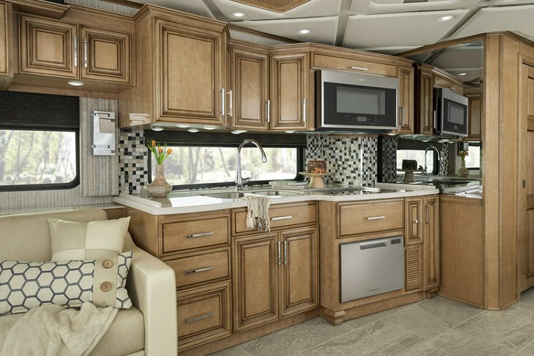 Chưa hết, chủ xe còn có thể yêu cầu cả khu giặt là tích hợp trong khu phòng tắm tiện ích. Tất nhiên, Mountain Aire cũng bao gồm một căn bếp rộng rãi với đầy đủ trang thiết bị nhà bếp như bếp điện, lò nướng, tủ lạnh, bồn rửa, tủ kệ, bàn ăn...