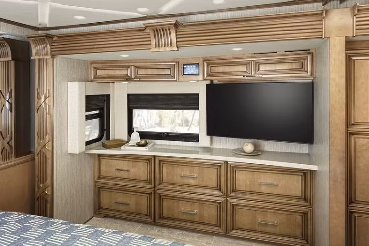 Là một chiếc motorhome vừa sang trọng, vừa có công nghệ tiên tiến giúp lái xe dễ dàng và an toàn hơn, giá xe Mountain Aire 2022 chắc chắn không rẻ, căn nhà di động này có mức bán ra khởi điểm từ 680.415 USD (khoảng 15,4 tỷ đồng).