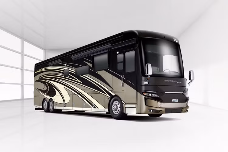 Đáng chú ý, Mountain Aire 2022 còn là một trong những mẫu motorhome đầu tiên của Newmar được trang bị các công nghệ hỗ trợ người lái, bao gồm hệ thống lái Comfort Drive) lần đầu tiên xuất hiện trong ngành công nghiệp này), hệ thống giảm thiểu va chạm OnGuard, kiểm soát hành trình thích ứng và kiểm soát ổn định.