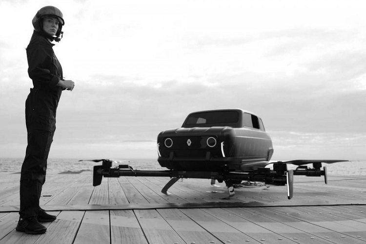 Lực đẩy của Air4 đến từ một cặp rô tơ được gắn với phần mở rộng ở mỗi góc của xe. Thân vỏ mới được gắn bản lề ở phía trước để cho tài xế (chính xác là phi công) dễ vào buồng lái. Renault hình dung chiếc xe bay này sẽ sử dụng bộ pin 90.000 mAh, cung cấp tốc độ tối đa theo phương ngang là 93,6 km/h. Độ bay cao nhất có thể sẽ là 700 mét.