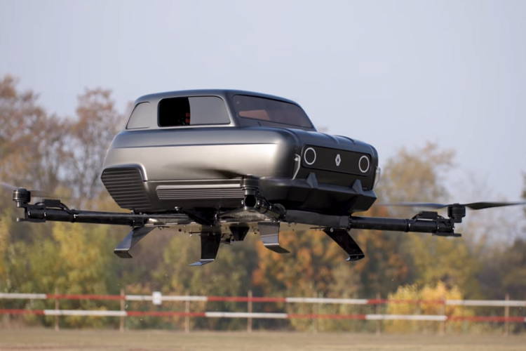 Dù sao đi nữa, Renault Air4 biết bay chỉ đơn giản là một mẫu xe trưng bày, và công ty Pháp không hề có ý định đưa nó vào sản xuất thật. Air4 sẽ được trưng bày tại Atelier Renault trên đại lộ Champs Elysées ở Paris, Pháp, từ ngày 29 tháng 11 đến cuối năm, và sau đó sẽ được trưng bày tại một số nơi khác trên thế giới.