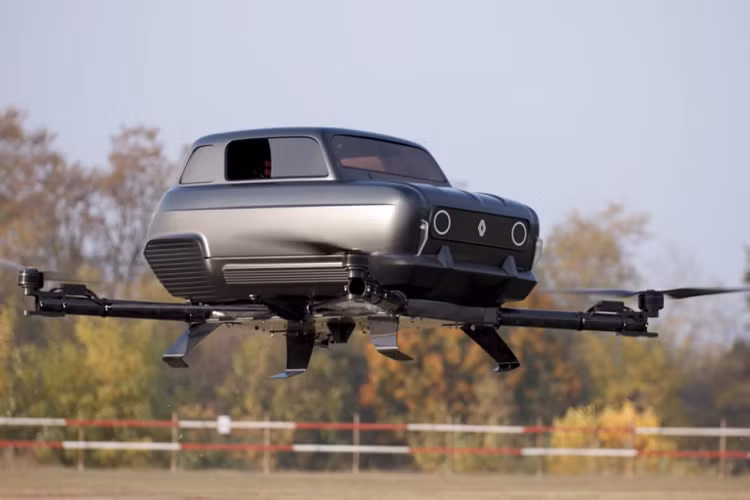 Dù sao đi nữa, Renault Air4 biết bay chỉ đơn giản là một mẫu xe trưng bày, và công ty Pháp không hề có ý định đưa nó vào sản xuất thật. Air4 sẽ được trưng bày tại Atelier Renault trên đại lộ Champs Elysées ở Paris, Pháp, từ ngày 29 tháng 11 đến cuối năm, và sau đó sẽ được trưng bày tại một số nơi khác trên thế giới.