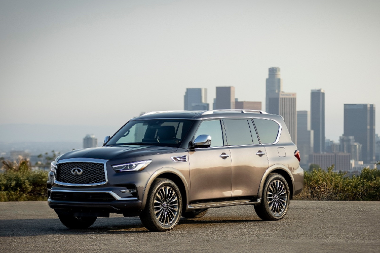 Trên phiên bản mới cập nhật, Infiniti QX80 2022 mới không có khác biệt quá nhiều về thiết kế ngoại thất, tuy nhiên không gian bên trong đã được tinh chỉnh phù hợp với xu hướng hiện đại, với giao diện điều khiển trung tâm hiện đại cùng màn hình thông tin giải trí 12,3 inch hoàn toàn mới.