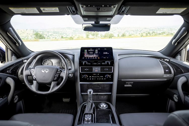 Infiniti chưa cung cấp thông tin chi tiết về hệ thống giải trí mới, nhưng trong ảnh công bố thì hệ thống này tích hợp dịch vụ InTouch Services và hệ thống định vị dẫn đường cao cấp có tính năng định vị theo làn đường di chuyển.