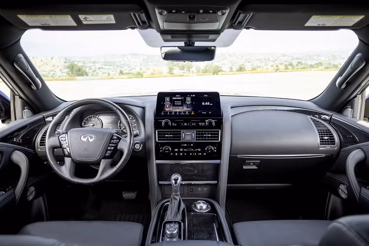 Infiniti chưa cung cấp thông tin chi tiết về hệ thống giải trí mới, nhưng trong ảnh công bố thì hệ thống này tích hợp dịch vụ InTouch Services và hệ thống định vị dẫn đường cao cấp có tính năng định vị theo làn đường di chuyển.