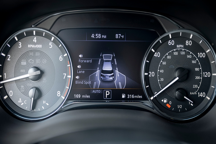 Bên cạnh màn hình, Infiniti QX80 2022 cũng thiết kế mới giao diện hệ thống điều hòa cũng như phím điều hướng màn hình thông tin. Ngoài ra, vị trí sạc không dây cũng được thiết kế vị trí mới ẩn sau một tấm che ốp gỗ ngay bên dưới chân táp lô. Tuy nhiên đèn hiển thị được đặt bên ngoài giúp người dùng vẫn theo dõi được thông tin sạc pin lúc tấm che này đóng lại.