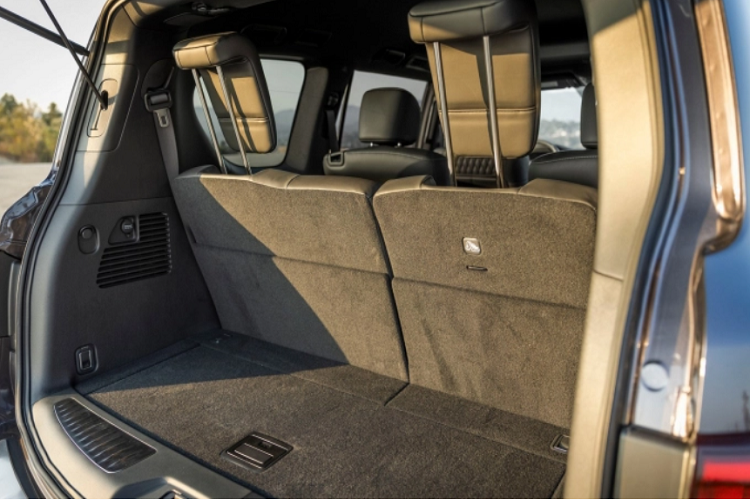 Infiniti QX80 2022 cũng sẽ được trang bị nội thất bọc da cao cấp, hệ thống điều khiển hành trình Intelligent Cruse Control và hệ thống âm thanh Bose Premium Audio System.