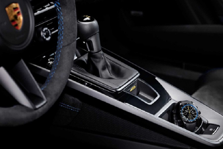 Mặc dù có thân xe rộng hơn, bánh xe lớn hơn và các tính năng kỹ thuật bổ sung, nhưng trọng lượng của 911 GT3 mới vẫn được duy trì ngang bằng với “người tiền nhiệm” 911 GT3 RS thế hệ cũ. Với hộp số sàn, xe chỉ nặng 1,418 kg, trong khi hộp số tự động ly hợp kép PDK giúp trong lượng xe tăng thêm chỉ vài chục kg, đạt 1,435 kg. Porsche 911 GT3 RS 2022 được thiết kế để trở thành một chiếc “xe đua thương mại” đồng hành cùng chủ nhân vào cuối tuần, chạy track trong trường đua.