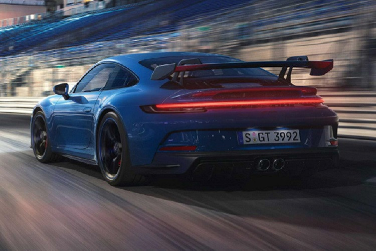 Sức mạnh được truyền xuống cầu sau (RWD; có khoá vi sai cầu sau điều khiển điện tử), thông qua hộp số tự động ly hợp kép 7 cấp (PDK) hoặc số tay 6 cấp (6MT) dành cho các tay lái thuần túy. Nhờ đó, 911 GT3 RS 2022 có thể tăng tốc từ 0 – 100 km/h chỉ trong 3,4 giây trước khi đạt tốc độ tối đa 320km/h.