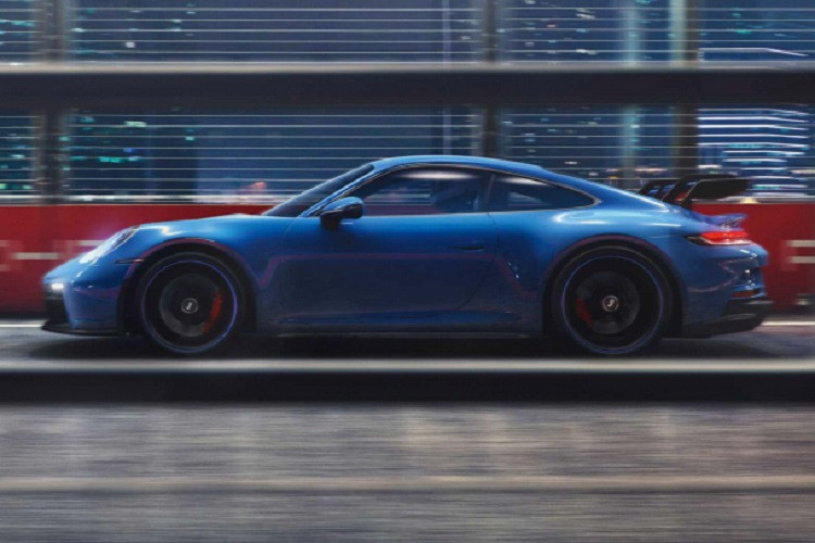 Hiệu suất mạnh mẽ, tua máy cao, âm thanh tuyệt vời từ động cơ hút khí tự nhiên giúp 911 GT3 trở thành một cỗ máy tuyệt vời, cân bằng giữa hiệu suất và cảm xúc khi cầm lái từ trường đua, cho đến sử dụng hàng ngày. Porsche cho biết, 911 GT3 RS có mức tiêu thụ nhiên liệu kết hợp 13,3L/ 100km.