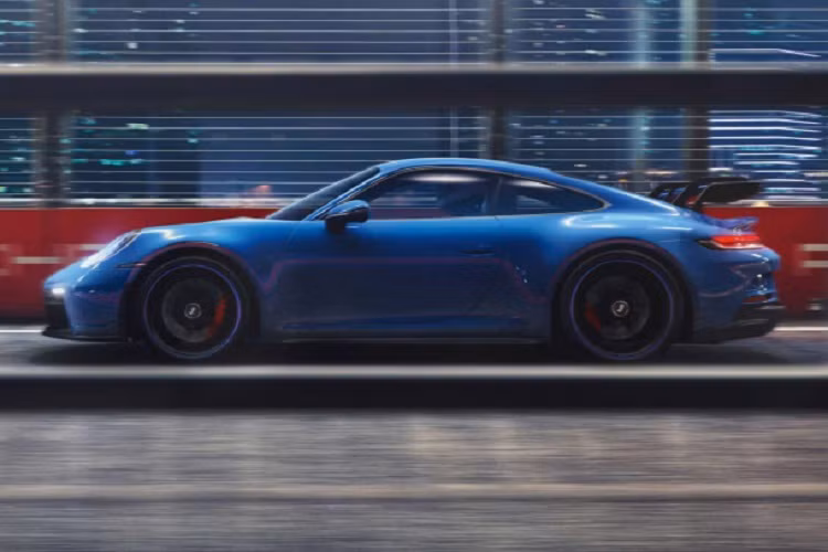 Hiệu suất mạnh mẽ, tua máy cao, âm thanh tuyệt vời từ động cơ hút khí tự nhiên giúp 911 GT3 trở thành một cỗ máy tuyệt vời, cân bằng giữa hiệu suất và cảm xúc khi cầm lái từ trường đua, cho đến sử dụng hàng ngày. Porsche cho biết, 911 GT3 RS có mức tiêu thụ nhiên liệu kết hợp 13,3L/ 100km.