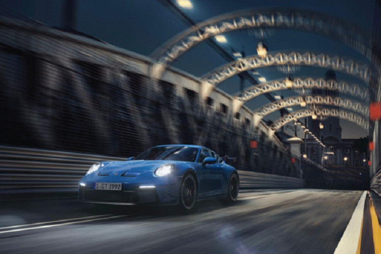 Nút chế độ lái (Drive Mode) xuất hiện ở vị trí 4 giờ trên vô lăng,… đây những yếu tố cần thiết trên một chiếc xe đua khi vận hành trên đường đua. 911 GT3 mới đi kèm với nhiều tùy chọn “đồ chơi” như mui xe nhẹ làm bằng sợi carbon, gương ngoại thất làm bằng carbon, đèn pha LED ma trận tối màu. Vành mâm xe sơn màu Đỏ (Guards Red) hoặc Xanh (Shark Blue) làm nổi bật bộ mâm hợp kim màu đen.