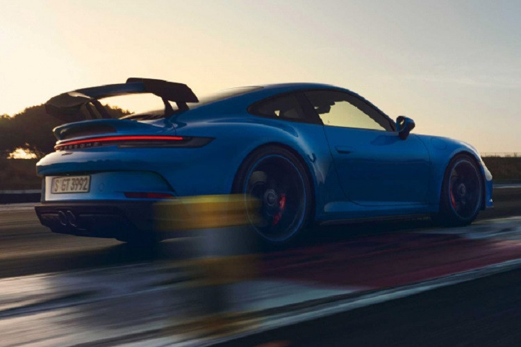 Ở nội thất, các chi tiết trang bị như mặt đồng hồ đếm vòng tua máy và đồng hồ bấm giờ Sport Chrono, dây an toàn và dải trang trí tạo điểm nhấn trang nhã bằng màu thân xe hoặc màu mong muốn khác. Là chiếc track-focused sports car lý tưởng để chạy “track” dành cho những khách hàng có điều kiện kinh tế khá giả và yêu thích motorsport, Porsche 911 GT3 RS 2022 chính là một lựa chọn mới mẽ bên cạnh những mẫu xe thể thao tầm trung thiên hướng xe đua hấp dẫn khác như Nissan GT-R Nismo hay Ferrari 488 Pista.