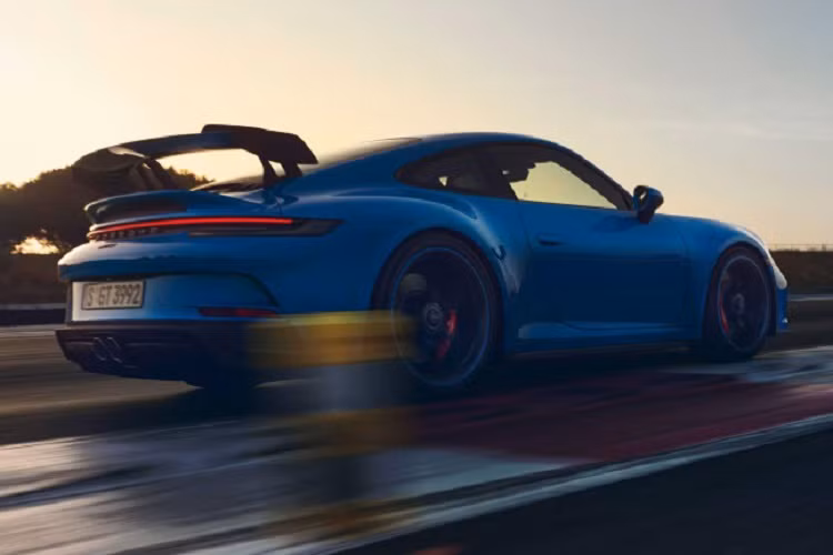 Ở nội thất, các chi tiết trang bị như mặt đồng hồ đếm vòng tua máy và đồng hồ bấm giờ Sport Chrono, dây an toàn và dải trang trí tạo điểm nhấn trang nhã bằng màu thân xe hoặc màu mong muốn khác. Là chiếc track-focused sports car lý tưởng để chạy “track” dành cho những khách hàng có điều kiện kinh tế khá giả và yêu thích motorsport, Porsche 911 GT3 RS 2022 chính là một lựa chọn mới mẽ bên cạnh những mẫu xe thể thao tầm trung thiên hướng xe đua hấp dẫn khác như Nissan GT-R Nismo hay Ferrari 488 Pista.