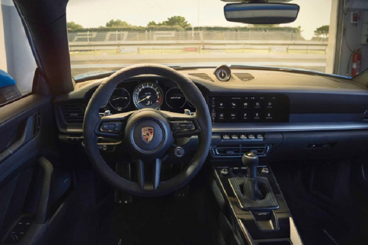 Porsche 911 GT3 RS thế hệ mới mang thiết kế đậm chất khí động học cho phép xe tạo ra nhiều lực ép xuống mặt đường, đồng thời không ảnh hưởng đáng kể đến hệ số cản. 911 GT3 RS 2022 sở hữu cánh gió cỡ lớn thiết kế theo phong cách cổ thiên nga, đi kèm với bộ khuếch tán lấy cảm hứng từng xe đua GT thành công 911 RSR.