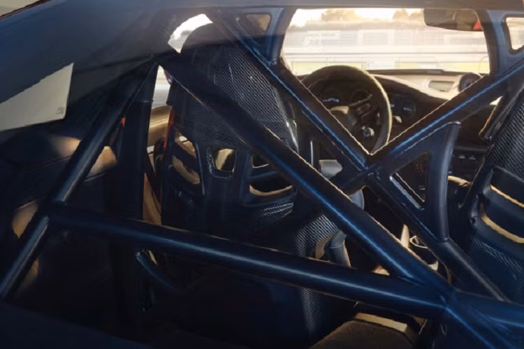 Trong khi hệ thống xả thể thao có trọng lượng nhẹ, giúp giảm trọng lượng không dưới 10 kg. Ống xả sử dụng van đóng mở bằng điện, giúp điều chỉnh âm thanh ống xả. Gen xe đua được thể hiện trong tất cả các chi tiết của 911 GT3 mới. Đồng hồ đo vòng tua máy đặt ở trung tâm, thiết kế cỡ lớn, hiển thị tua máy đến 10.000 vòng/phút, khoang lái hiển thị các thông số khác như báo áp suất lốp, áp suất dầu, mức bình xăng và nhiệt độ nước.