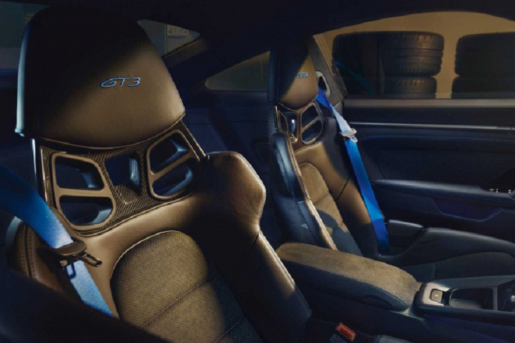 Trong quá trình thử nghiệm tại trường đua “Địa Ngục Xanh” - Nordschleife Nurburgring nổi tiếng, 911 GT3 nhanh hơn 17 giây so với 911 GT3 RS thế hệ cũ. Tay đua Lars Kern chỉ mất khoảng 6phút 59.927 giây để hoàn thành một vòng đua dài 20,8 km. Porsche 911 GT3 RS 2022 sử dụng nhiều vật liệu giúp xe “giảm cân” như nắp ca-pô làm bằng nhựa gia cố sợi carbon (CFRP), kính trọng lượng nhẹ ở cửa sổ, đĩa phanh tối ưu và mâm sử dụng hợp kim rèn đảm bảo trọng lượng thấp.