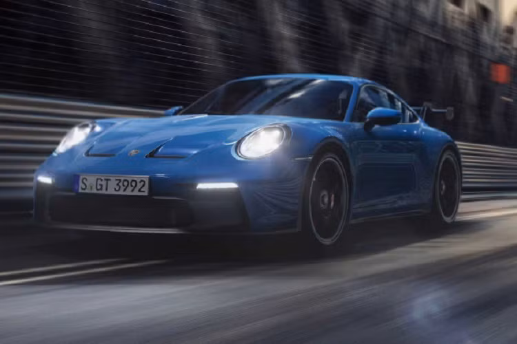 Dòng siêu xe Porsche 911 GT3 tiếp tục đồng hành với động cơ hút khí tự nhiên 6 xy-lanh đối đỉnh (H6; Boxer) dung tích 4.0 lít (3.996 cm3), động cơ sản sinh công suất tối đa 502 mã lực (510PS) 8.400 vòng/phút và mô-men xoắn cực đại 469Nm tại 6.100 vòng/phút. Tạm tính, động cơ Boxer 4.0L sản sinh khoảng 125 mã lực/L, đồng thời cho phép đạt “redline” ở vòng tua máy 9.000 vòng/phút.