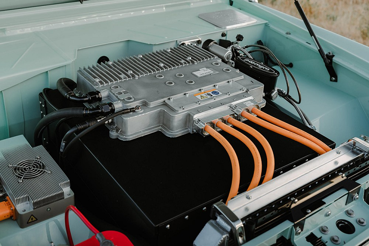 Với các thanh cuộn dây có thể điều chỉnh, nó nằm cao trên bộ la-zăng 18 inch được bọc trong lốp Toyo 33 inch. Đối với những người sẵn sàng mang nó đi off-road, các trục đặc trước/sau và hộp điều phối dẫn động 4 bánh 2 cấp sẽ thừa sức đảm nhận nhiệm vụ.