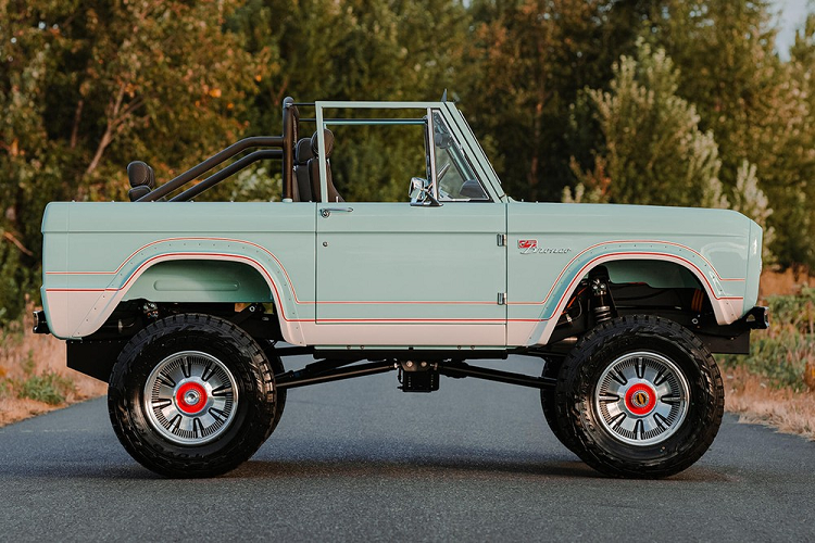 Nhưng trong khi tin tức về một mẫu Ford Bronco EV chạy điện mới vẫn chưa được khẳng định, đội ngũ tại công ty độ xe Gateway Bronco đã hé lộ phiên bản Bronco thế hệ đầu tiên với hệ truyền động điện mạnh mẽ của riêng họ. Chiếc xe cổ chạy điện này sẽ có thể đạt tốc độ 96 km/h trong chỉ 4,7 giây, và người mua sẽ có tùy chọn hai phiên bản Fuelie Electric với cự li di chuyển 320 km hoặc Luxe-GT Electric với cự li di chuyển 480 km.