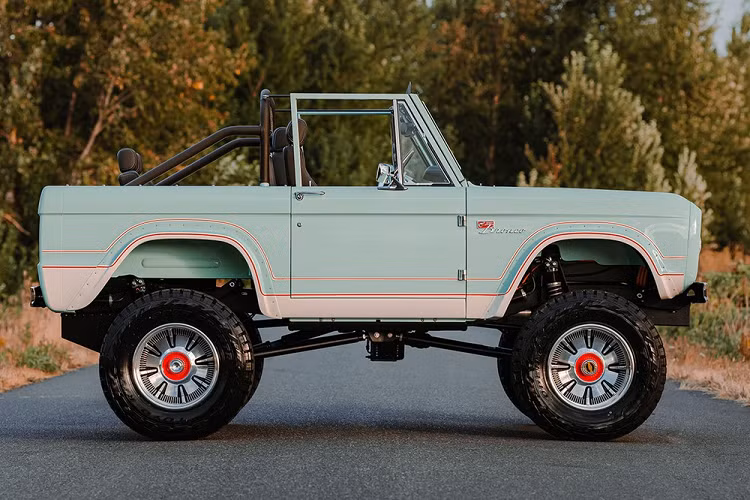 Nhưng trong khi tin tức về một mẫu Ford Bronco EV chạy điện mới vẫn chưa được khẳng định, đội ngũ tại công ty độ xe Gateway Bronco đã hé lộ phiên bản Bronco thế hệ đầu tiên với hệ truyền động điện mạnh mẽ của riêng họ. Chiếc xe cổ chạy điện này sẽ có thể đạt tốc độ 96 km/h trong chỉ 4,7 giây, và người mua sẽ có tùy chọn hai phiên bản Fuelie Electric với cự li di chuyển 320 km hoặc Luxe-GT Electric với cự li di chuyển 480 km.