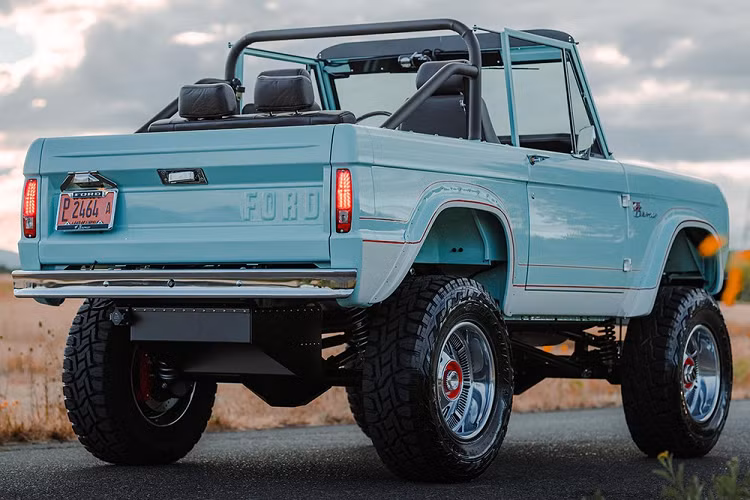 Với mô tơ điện mạnh 295 mã lực và thân vỏ có lẽ nhẹ hơn Bronco hiện đại, chiếc xe này hứa hẹn mang lại trải nghiệm tốc độ cho người cầm lái. Tuy nhiên, yếu tố hấp dẫn thực sự ở đây là thiết kế phong cách cổ điển của nó. Bronco thế hệ mới là một mẫu xe địa hình hấp dẫn nhưng cơ thể vuông vức, nâng cao của chiếc xe từ Gateway Bronco này sẽ thậm chí còn khiến nhiều người ngoái đầu nhìn hơn. Bên dưới thân vỏ kim loại là khung gầm Kincer sơn tĩnh điện với bộ giảm xóc JRi.