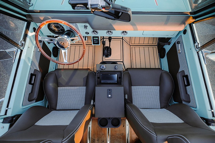 Bên trong, dáng vẻ cổ điển vẫn được giữ lại với các nút điều khiển cửa sổ bằng tay và đồng hồ analog, nhưng nó cũng nhận được nhiều tính năng mới như điều hòa, hệ thống âm thanh hiện đại, khởi động bằng nút bấm, mặt táp lô bọc da Porsche chính hãng, và camera chiếu hậu.