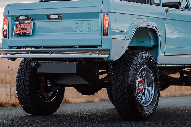 Chiếc Bronco này dường như có tất cả nhưng bạn sẽ cần “túi tiền sâu”, giá xe Ford Bronco Fuelie Electric 2021 có mức khởi điểm 260.000 USD, còn bản Luxe-GT Electric sẽ có giá 380.000 USD. Đây là số tiền không rẻ, nhưng giúp bạn có được một chiếc Bronco đặc biệt mà khiến các chủ xe mới thấy ghen tỵ.