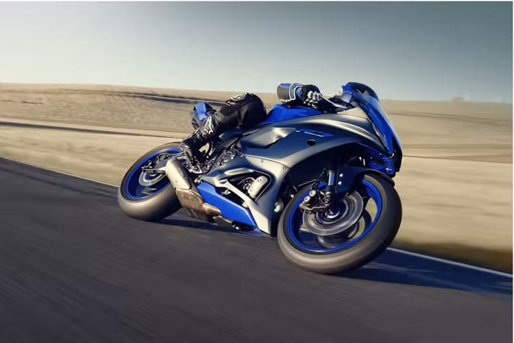 Ở sức mạnh, Yamaha R7 2021 sở hữu khối động cơ đạt tiêu chuẩn Euro 5 dạng CP2 xy-lanh đôi giống như Yamaha MT-07 đúng như dự đoán. Khối động cơ này cho sức mạnh khoảng 73 mã lực tại tua máy 8.750 vòng/phút, mô-men xoắn cực đại đạt 67,7Nm tại 6.500 vòng/phút.