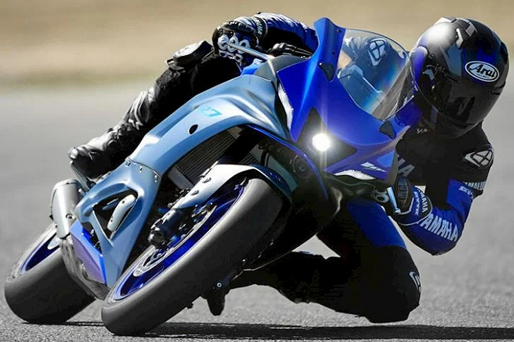 Với ECU và bộ ly hợp hỗ trợ Slipper Clutch mới, khối động cơ này sẽ mượt hơn, mạnh hơn và cho khả năng tăng tốc tốt hơn so với MT-07.