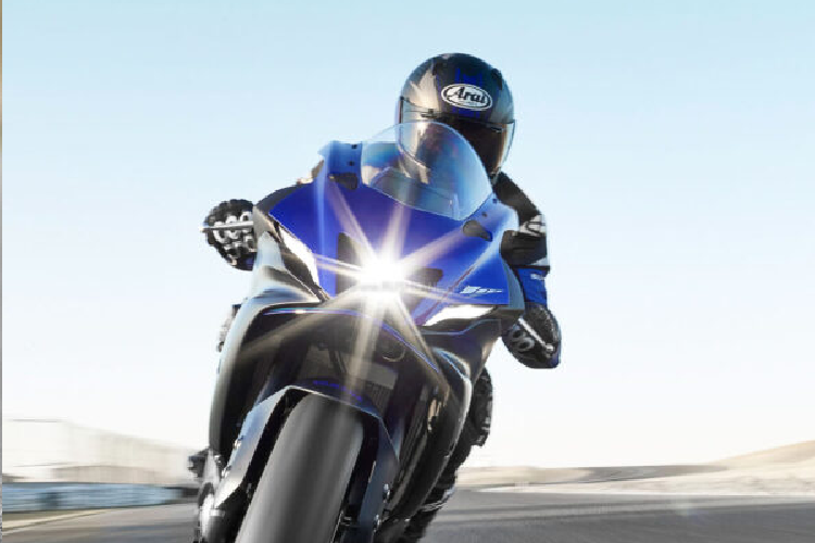 Ngoài ra, các trang bị trên xe cũng khá hiện đại với cùm tay phanh Brembo, khung xe siêu gọn nhẹ, đồng hồ LCD trung tâm, tay lái clip-on đặt dưới chảng ba, lốp sau 190 và dàn đèn full LED. Theo công bố, Yamaha R7 chính thức bán ra tại thị trường Châu Âu với 2 phiên bản màu bao gồm xanh Icon Blue và màu đen lạnh lùng.