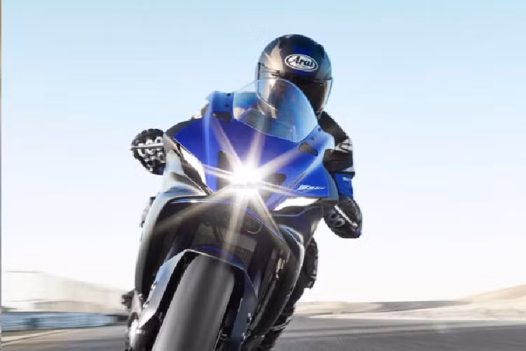 Ngoài ra, các trang bị trên xe cũng khá hiện đại với cùm tay phanh Brembo, khung xe siêu gọn nhẹ, đồng hồ LCD trung tâm, tay lái clip-on đặt dưới chảng ba, lốp sau 190 và dàn đèn full LED. Theo công bố, Yamaha R7 chính thức bán ra tại thị trường Châu Âu với 2 phiên bản màu bao gồm xanh Icon Blue và màu đen lạnh lùng.