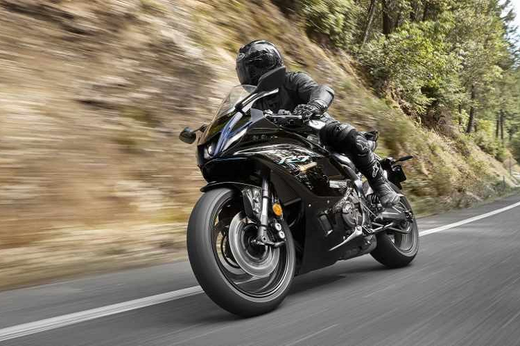  Yamaha R7 2021 mới là cái tên được nhắc đến nhiều nhất trong tuần vừa qua bởi sức hút của dòng Sport bike mới cũng như việc mẫu xe này sẽ thay thế hoàn toàn cho dòng 600cc supersport vốn đã bị ngừng sản xuất. Sau hàng loạt tin đồn cũng như những hình ảnh hé lộ thì hôm nay, Yamaha R7 chính thức trình làng với vẻ đẹp quen mắt nhưng mang lại những trải nghiệm chắc chắn sẽ khác biệt.