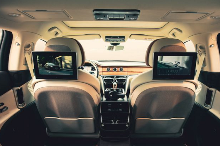 Những chiếc Bentley Flying Spur và Bentayga mới sẽ được trang bị hệ thống giải trí phía sau mới, bao gồm 2 màn hình 10,1 inch hiện đại gắn ở phía sau tựa đầu của hàng ghế trước.
