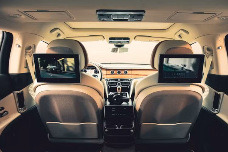 Những chiếc Bentley Flying Spur và Bentayga mới sẽ được trang bị hệ thống giải trí phía sau mới, bao gồm 2 màn hình 10,1 inch hiện đại gắn ở phía sau tựa đầu của hàng ghế trước.