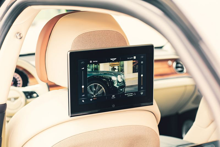 Cổng HDMI trên Flying Spur và Bentayga mới cũng cho phép người dùng linh hoạt hơn khi đáp ứng nhu cầu giải trí của mình. Trong khi đó, cổng USB C cung cấp cho hành khách khả năng sạc thiết bị khi phát trực tuyến.