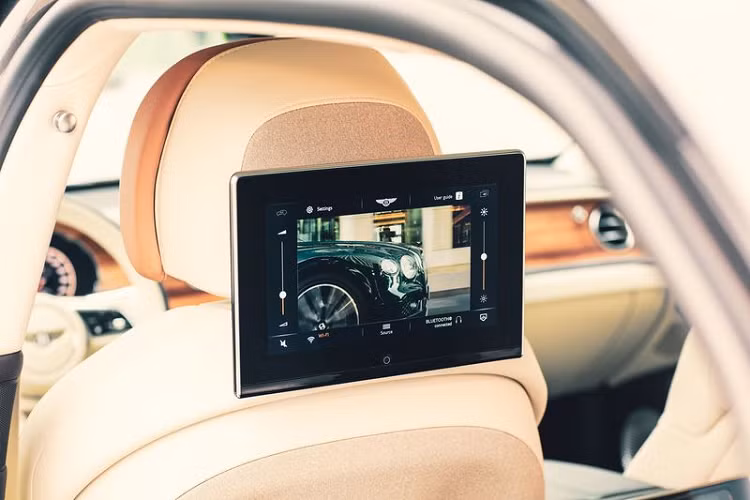 Cổng HDMI trên Flying Spur và Bentayga mới cũng cho phép người dùng linh hoạt hơn khi đáp ứng nhu cầu giải trí của mình. Trong khi đó, cổng USB C cung cấp cho hành khách khả năng sạc thiết bị khi phát trực tuyến.