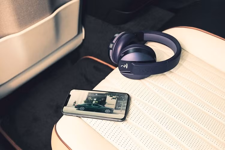 Nội dung sẽ được truyền thẳng lên màn hình bằng cả thiết bị iOS và Android nhờ việc kết nối với cùng một mạng WiFi giống như hệ thống giải trí hàng ghế sau. Từ đó, một loạt ứng dụng như Netflix (được cài đặt sẵn), Disney +, Amazon Prime, Apple TV,..có thể được phát trực tuyến.