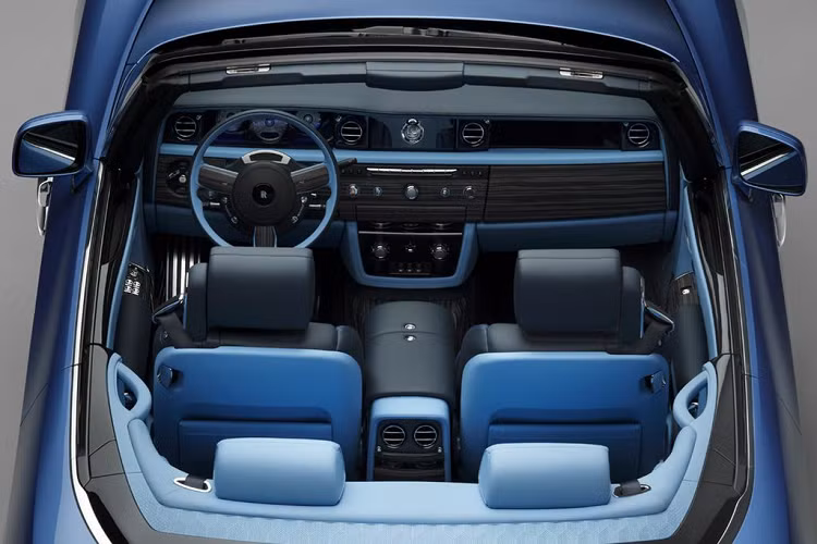 Về chương trình Coachbuild, Rolls-Royce có thể tạo ra nhiều mẫu xe đặc biệt với các kích thước thân xe khác nhau, không nhất thiết phải giống như các dòng sản phẩm phổ biến như Phantom, Dawn, Wraith hay Cullinan.