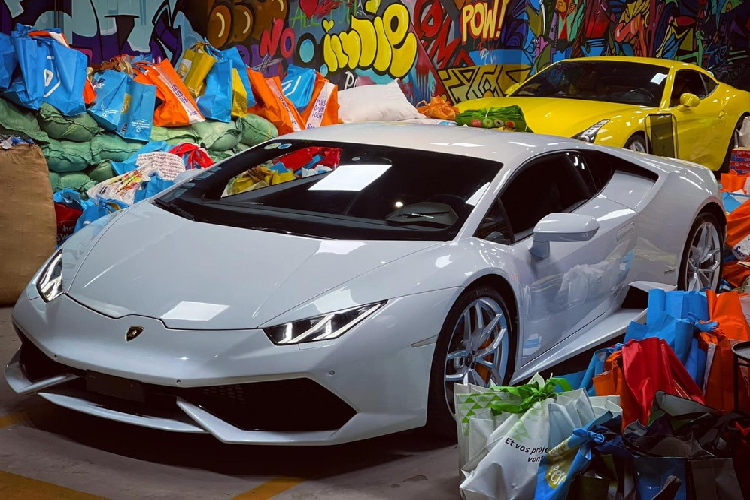 Trong số hàng chục chiếc siêu xe Lamborghini Huracan được mang về nước chỉ duy nhất một xe mang ngoại thất màu trắng Bianco Monocerus. Xe được nhập khẩu chính hãng và từng qua tay nhiều người cũng như tham dự vào hành trình siêu xe Car Passion vào năm 2018.
