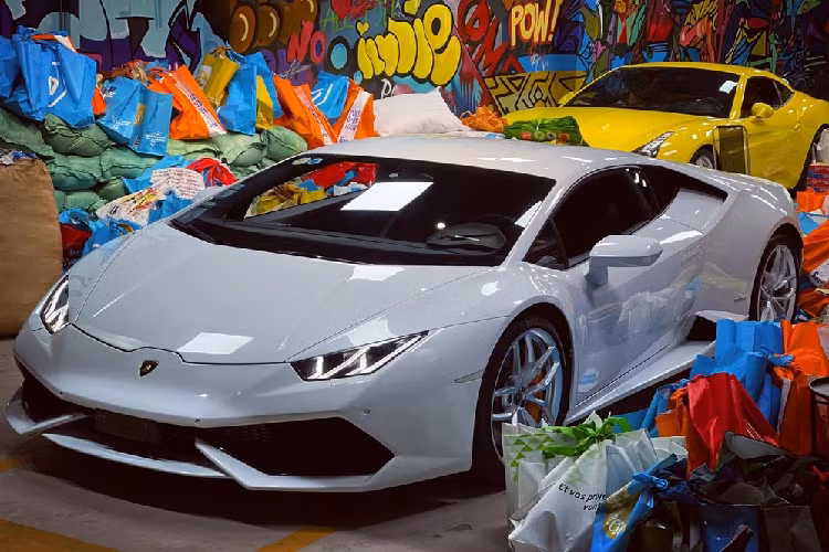 Trong số hàng chục chiếc siêu xe Lamborghini Huracan được mang về nước chỉ duy nhất một xe mang ngoại thất màu trắng Bianco Monocerus. Xe được nhập khẩu chính hãng và từng qua tay nhiều người cũng như tham dự vào hành trình siêu xe Car Passion vào năm 2018.