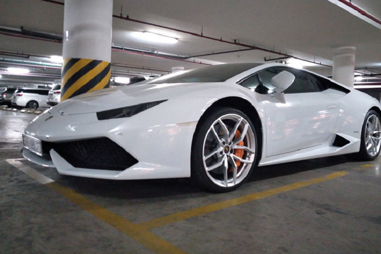 Siêu xe Lamborghini Huracan LP610-4 được trang bị khối động cơ V10, dung tích 5.2 lít cho công suất tối đa 610 mã lực và mô-men xoắn cực đại của xe là 560 Nm. "Siêu bò" chỉ mất 3,2 giây để tăng tốc lên 100 km/h từ vị trí đứng yên trước khi đạt vận tốc tối đa 325 km/h.