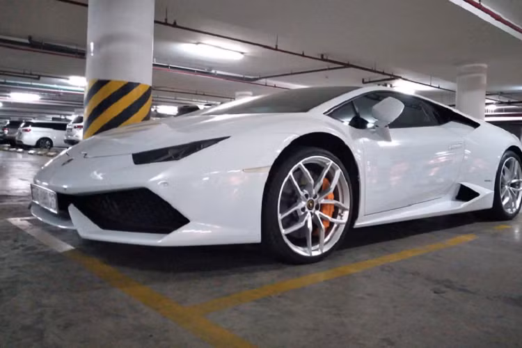 Siêu xe Lamborghini Huracan LP610-4 được trang bị khối động cơ V10, dung tích 5.2 lít cho công suất tối đa 610 mã lực và mô-men xoắn cực đại của xe là 560 Nm. "Siêu bò" chỉ mất 3,2 giây để tăng tốc lên 100 km/h từ vị trí đứng yên trước khi đạt vận tốc tối đa 325 km/h.