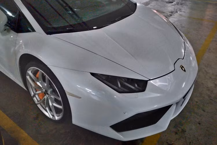 Hiện chưa rõ mức giá xe Lamborghini Huracan màu trắng trong bài viết này được chủ nhân chào bán ra sao? chỉ biết rằng, lúc mới về nước, siêu bò Lamborghini Huracan có giá hơn 16 tỷ đồng.