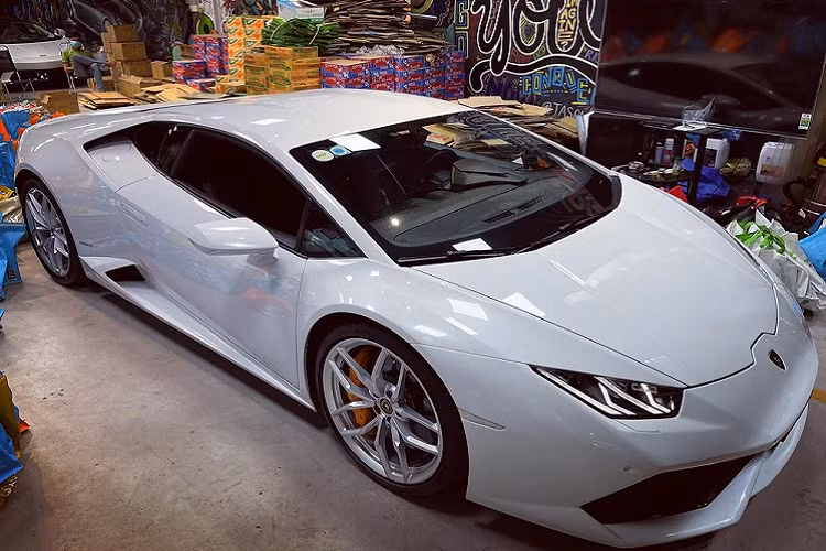 Mới đây, 1 chiếc siêu xe Lamborghini Huracan LP610-4 màu trắng sau nhiều tháng mất tích trên đường phố đã về tay một người chuyên mua bán siêu xe ở huyện Bình Chánh, TP HCM.