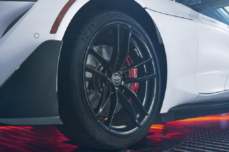 Cả ba phiên bản màu trên đều sẽ sử dụng lazăng 19 inch màu đen và nội thất hai tông màu Đỏ Đen đi kèm các chi tiết bọc da và Alcantara.