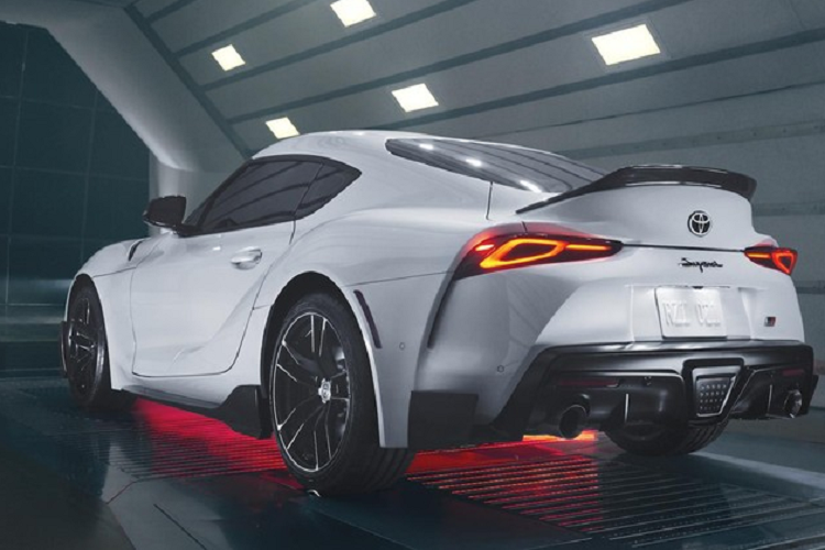 Bên cạnh đó, phiên bản đặc biệt Toyota Supra A91-CF Edition sẽ có các trang bị và tính năng cao cấp như ghế sưởi có khả năng chỉnh định 14 hướng, vô lăng bọc da.